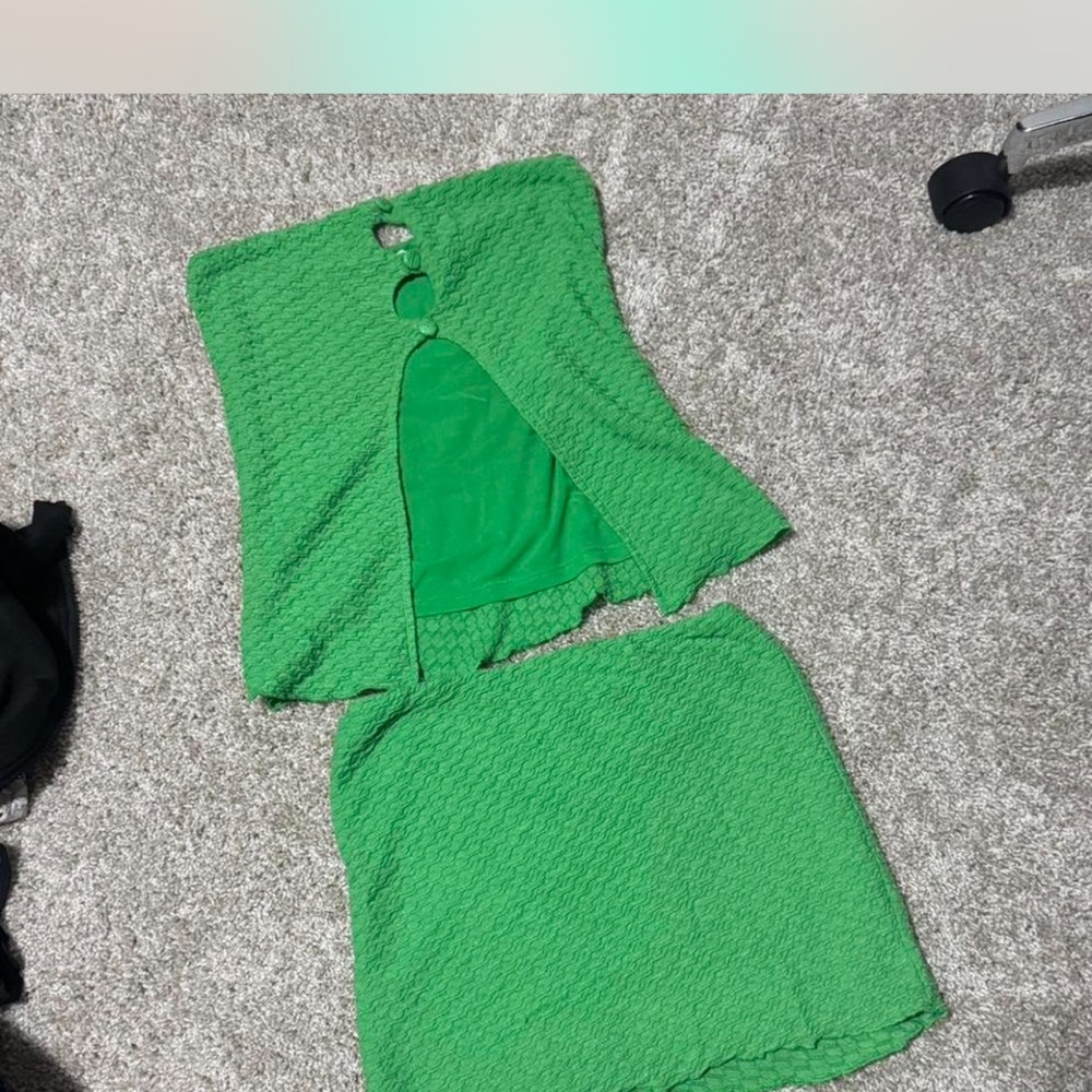 Vibrant Green Cutout Dress - Picture 2 of 4